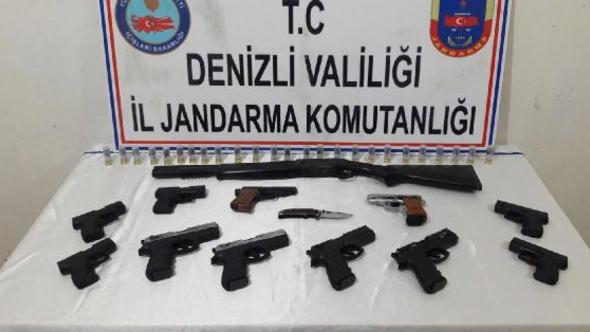 Jandarma Çivril’de Tabanca Operasyonu Düzenledi