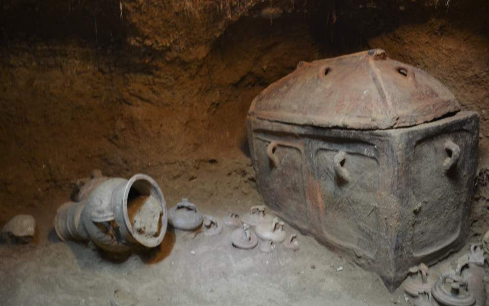 Girit’te bozulmamış Minoan mezarı bulundu