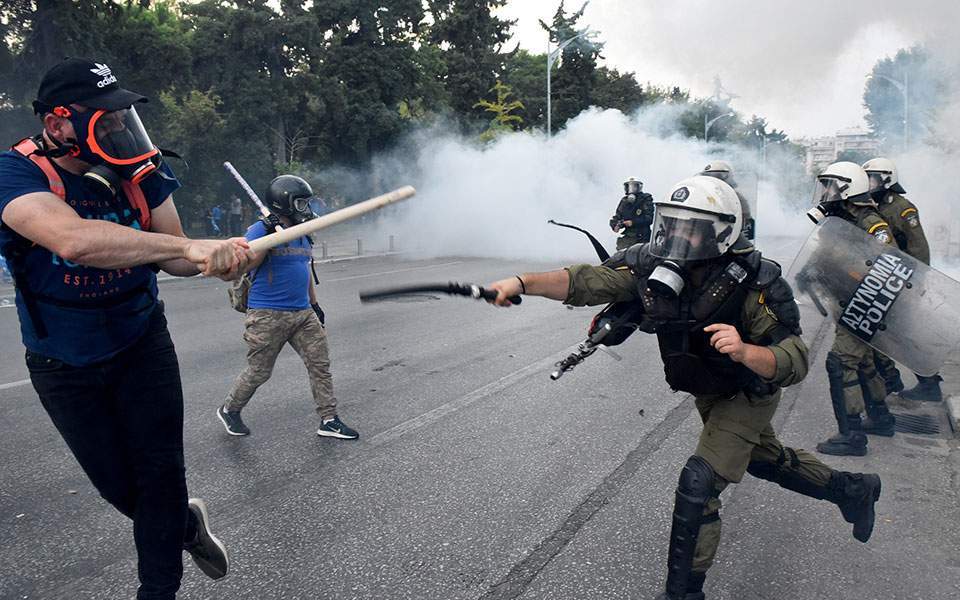Polis, Selanik’teki çatışmalardan sonra 8 protestocuyu gözaltına aldı