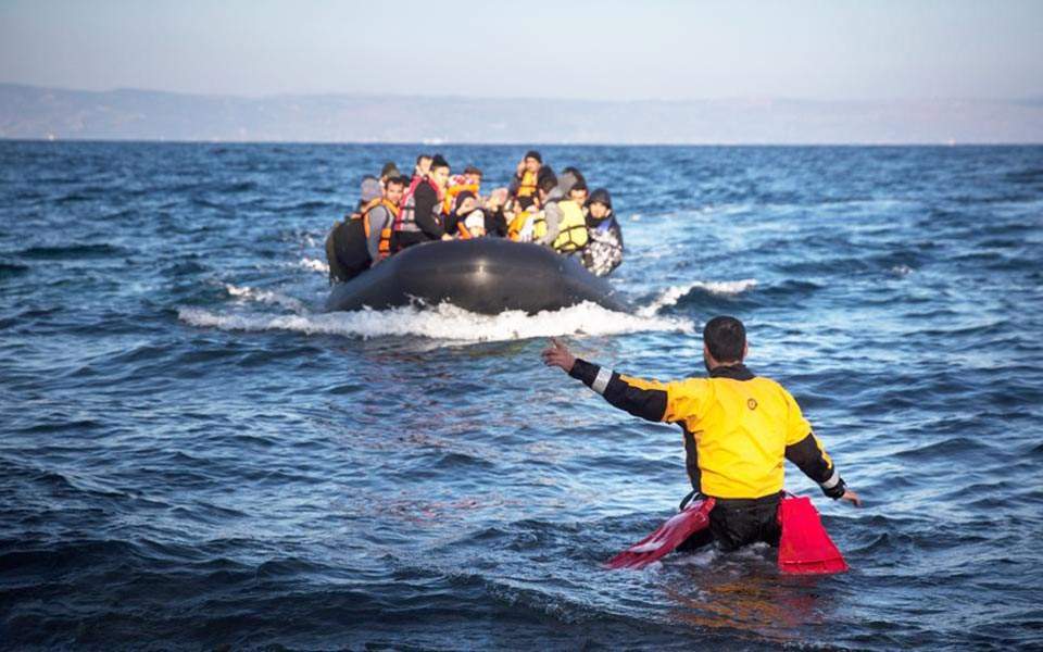 İzmir’de göçmen teknesi battı en az iki göçmen hayatını kaybetti