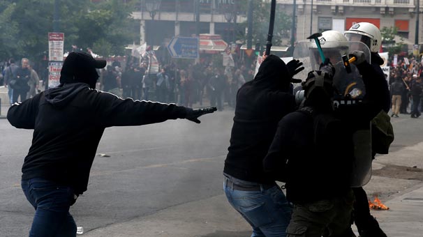 Atina saldırısında polis memurları yaralandı