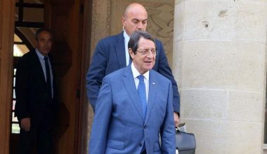 Kıbrıs Rum İçişleri Bakanı görev değişikliğinde finanse etmek için harekete geçti