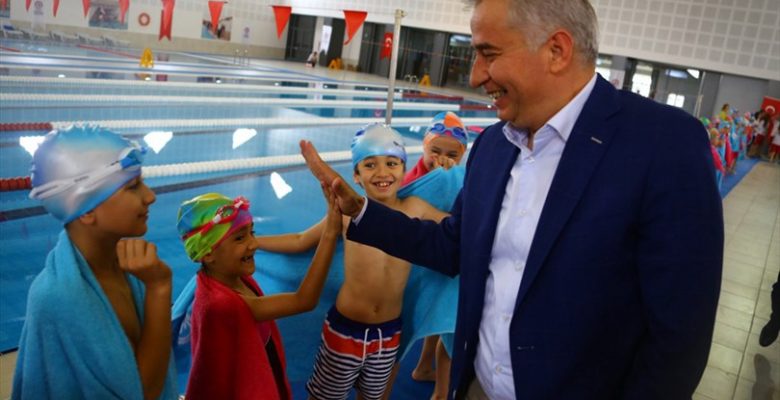 Denzili’de Büyükşehir’in yüzme projeleri Yüzme Federasyonu’na örnek oldu
