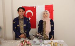 Endonezyalı Türk çift internette nişanlandı