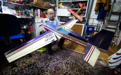Yaşlı Türk erkeğinin model uçaklara olan sonsuz tutkusu