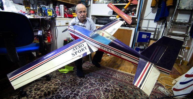Yaşlı Türk erkeğinin model uçaklara olan sonsuz tutkusu