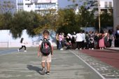 Yunan okulları aşısızlar için düzenli testlerle yeniden açılıyor