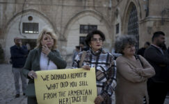 Kudüs’ün ihtilaflı Eski Şehir bölgesinde, küçülen Ermeni topluluğu arazi anlaşmasından sonra yerinden edilmekten korkuyor