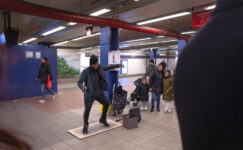 Dans için sürpriz sahne: Metro platformu