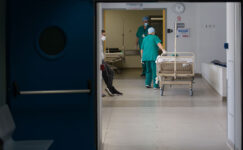 Hastaneler sedyelerin yatak olarak kullanımını ortadan kaldırmaya çalışıyor