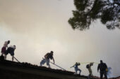 İtfaiyeciler Parnitha Dağı’ndaki yangını söndürmeye çalışıyor