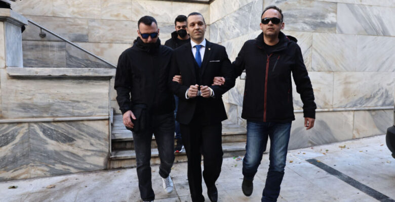 Hükümlü neo-Nazi Atina Belediye Meclisi’nden ayrıldı