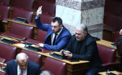 Aşırı sağcı milletvekili Floros, parlamentodaki arbedenin ardından uzaklaştırma emriyle kefaletle serbest bırakıldı