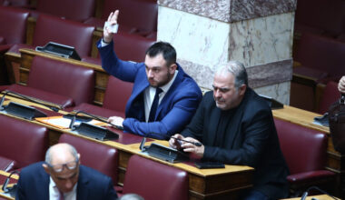Aşırı sağcı milletvekili Floros, parlamentodaki arbedenin ardından uzaklaştırma emriyle kefaletle serbest bırakıldı