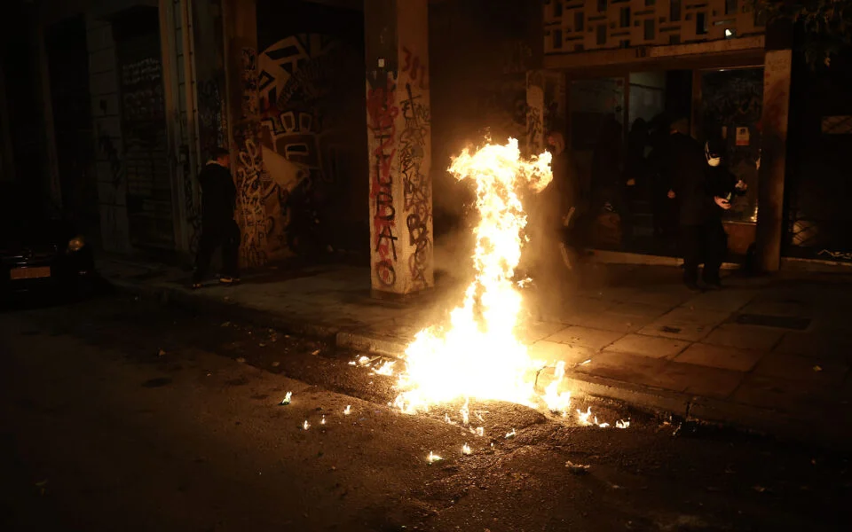 Atina’da yangın bombası saldırısı sonucu üç kişinin yaralanmasının ardından polis 28 kişiyi gözaltına aldı