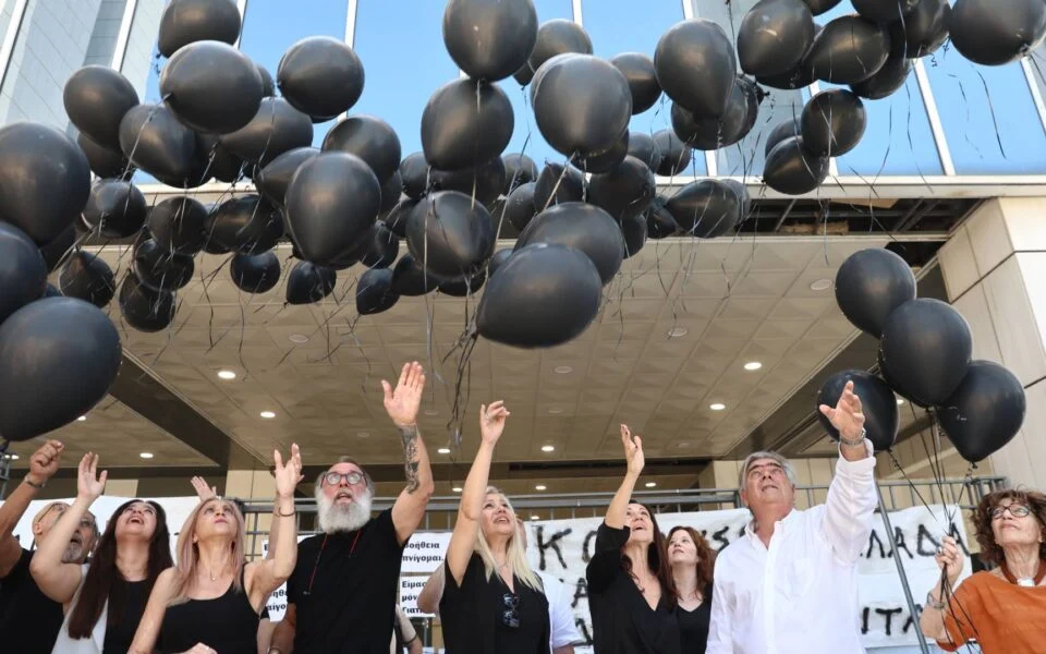 Mati yangın davasında suçlu kararı verilmesinin ardından siyah balonlar serbest bırakıldı