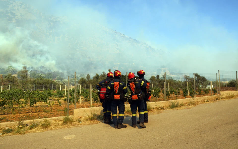 Yetkililer itfaiye ekiplerini güçlendirirken Sakız Adası’nda olağanüstü hal ilan edildi