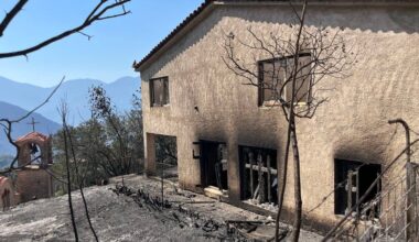 Corinthia bölgesindeki orman yangını, hasar tespitinin başlamasıyla birlikte evleri yok etti