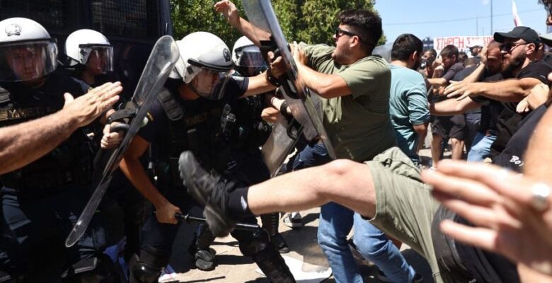 Öğrenciler, üniversite rektörleri toplantısının dışında yasa tasarısı nedeniyle polisle çatıştı