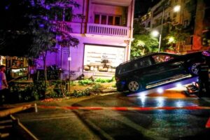 SUV’nin Atina’daki bir restorana çarpması sonucu 12 kişi yaralandı