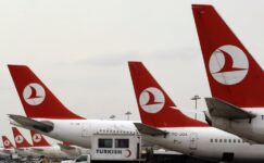 Türk Hava Yolları’na ait bir uçak, iniş takımlarında duman tespit edilmesi üzerine acil durum kaydıraklarıyla tahliye edildi.
