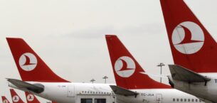 Türk Hava Yolları’na ait bir uçak, iniş takımlarında duman tespit edilmesi üzerine acil durum kaydıraklarıyla tahliye edildi.