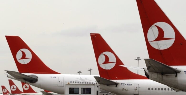 Türk Hava Yolları’na ait bir uçak, iniş takımlarında duman tespit edilmesi üzerine acil durum kaydıraklarıyla tahliye edildi.