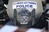 Atina’da bir adam evine barikat kurdu, polise molotof attı