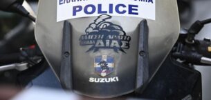 Atina’da bir adam evine barikat kurdu, polise molotof attı