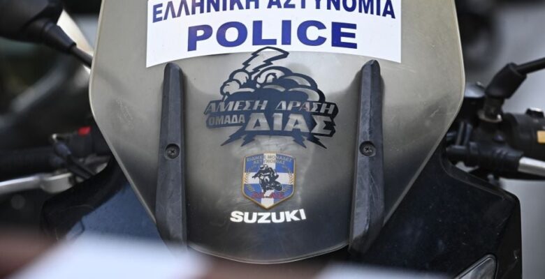 Atina’da bir adam evine barikat kurdu, polise molotof attı