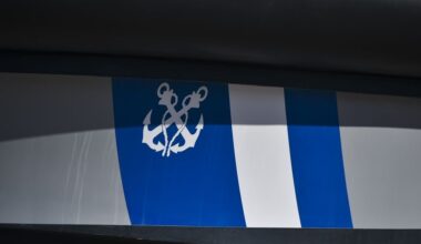 Sahil güvenlik görevlisi resmi tankerlerden yakıt çaldığı gerekçesiyle tutuklandı Sahil güvenlik görevlisi resmi tankerlerden yakıt çaldığı gerekçesiyle tutuklandı