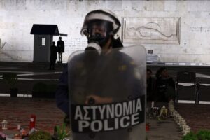 Siyasi anketler Bilinmeyen Asker kararını yönlendiriyor