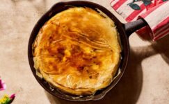 Dört peynirli tavada kolay peynirli turta