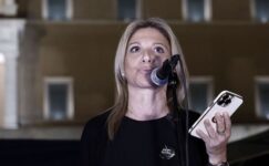 Karystianou, siyasi parti kuracağı yönündeki haberleri yalanladı