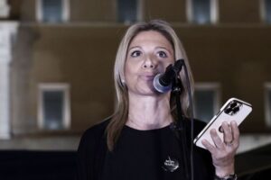 Karystianou, siyasi parti kuracağı yönündeki haberleri yalanladı