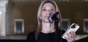 Karystianou, siyasi parti kuracağı yönündeki haberleri yalanladı