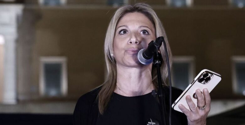 Karystianou, siyasi parti kuracağı yönündeki haberleri yalanladı