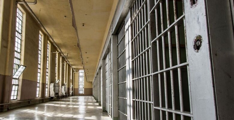 Polis, Girit kan davası soruşturması kapsamında Alikarnassos hapishanesine baskın düzenledi