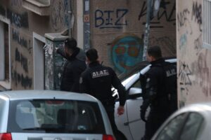 Atina merkezinde şüpheli bir cismin bulunmasının ardından trafik kısıtlamaları uygulandı