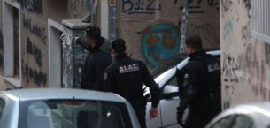 Atina merkezinde şüpheli bir cismin bulunmasının ardından trafik kısıtlamaları uygulandı