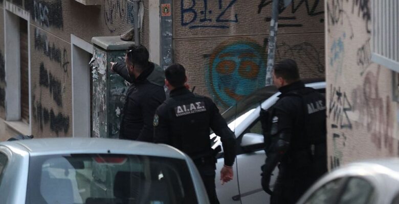 Atina merkezinde şüpheli bir cismin bulunmasının ardından trafik kısıtlamaları uygulandı