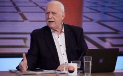 Usta TV sunucusu Giorgos Papadakis’e saygı duruşunda bulunuldu