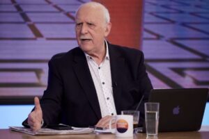Usta TV sunucusu Giorgos Papadakis’e saygı duruşunda bulunuldu
