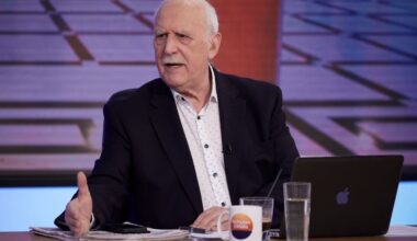 Usta TV sunucusu Giorgos Papadakis’e saygı duruşunda bulunuldu