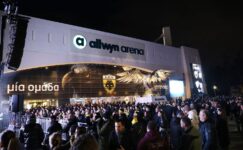 AEK taraftarı stadyum dışında meşale yaktıktan sonra parmağını kaybetti