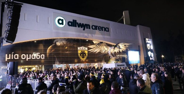 AEK taraftarı stadyum dışında meşale yaktıktan sonra parmağını kaybetti