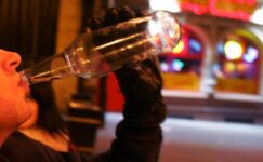 Gençlerin alkol tüketimine karşı dijital bir duvar inşa ediliyor