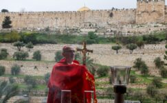 Yunanistan, Katolik liderlerin Kudüs’teki kilisede Paskalya öncesi Pazar ayinini kutlamalarının engellenmesinin ardından endişelerini dile getirdi