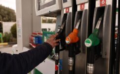 Yunanistan, artan enerji maliyetlerini hafifletmek için ‘yakıt geçiş kartı’ sübvansiyonu başlattı Yunanistan, artan enerji maliyetlerini hafifletmek için ‘yakıt geçiş kartı’ sübvansiyonu başlattı