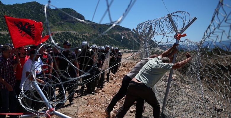 Arnavut köylüler, Kushner projesinin tartışmalı arazide geliştirildiğini söylüyor